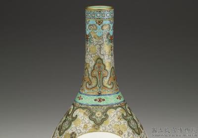 图片[2]-Gall-bladder-shaped vase with flower on a polychrome ground in yangcai painted enamels, Qianlong reign (1736-1795), Qing dynasty-China Archive